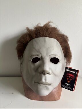 Universal Halloween II Black and Red Skull Tag